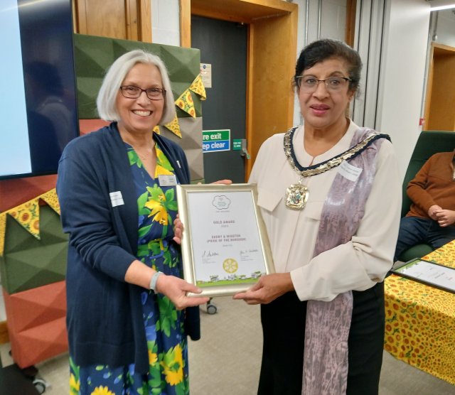 Judge Joyce Slater presenting the overall Gold Award to Deputy Mayor of Oadby & Wigston, Cllr Jasvir Chohan, at the awards ceremony