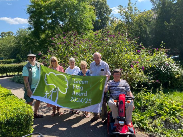 Members of the Friends of Peace Memorial Park with OWBC councillors and Strategic Director. (L-R) Cllr Kevin Loydall, OWBC Strategic Director Teresa Neal, Judith Phillips, Janice Shirley, Cllr Bill Boulter, Sue Lobb